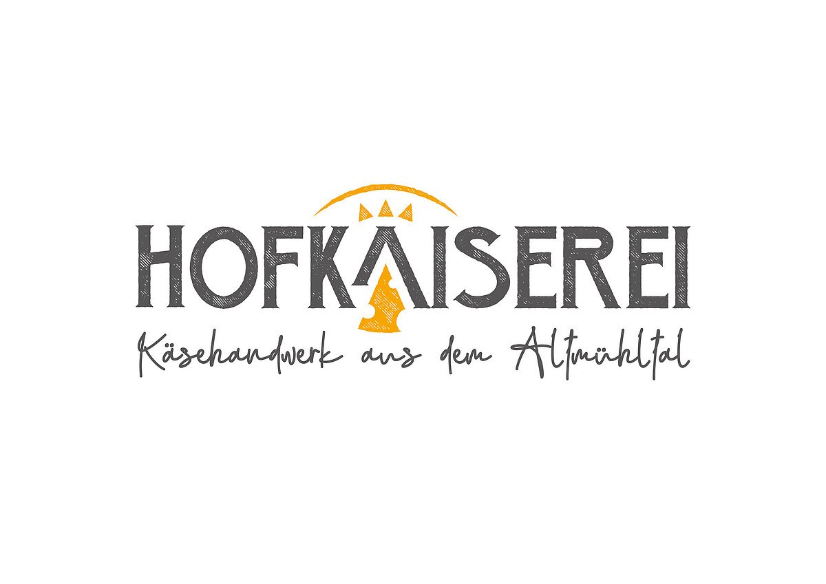 Schriftzug Hofkaiserei auf weißem Grund in schwarzer Schrift. Um das AI ist ein schwarzer Kreis. Darunter in kursiver schwarzer Schrift der Text Käsehandwerk aus dem Altmühltal.
