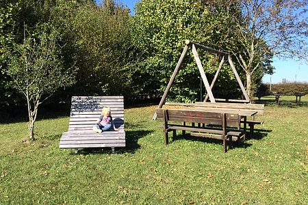 Verschiedene Sitzgelegenheiten bieten Ruhe.