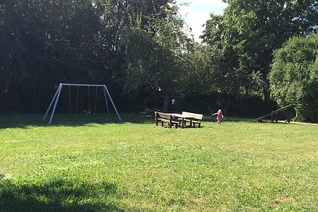 Schaukeln und Wippe mit Tischgarnitur.